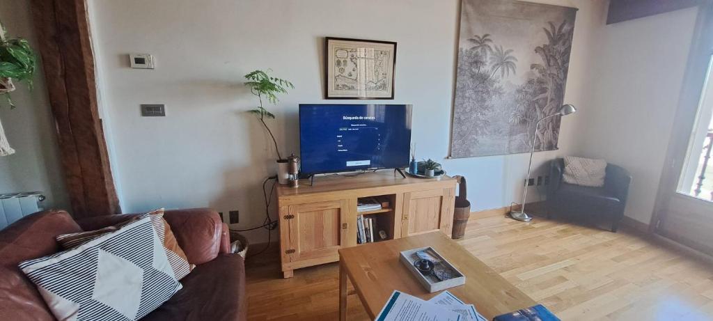 Telewizja i/lub zestaw kina domowego w obiekcie Sea views in the heart of the old town