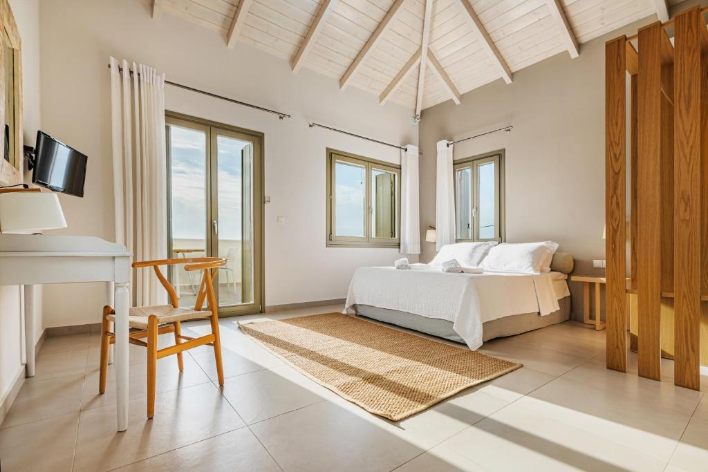 Posteľ alebo postele v izbe v ubytovaní Callisto Seaside Homes & Suites