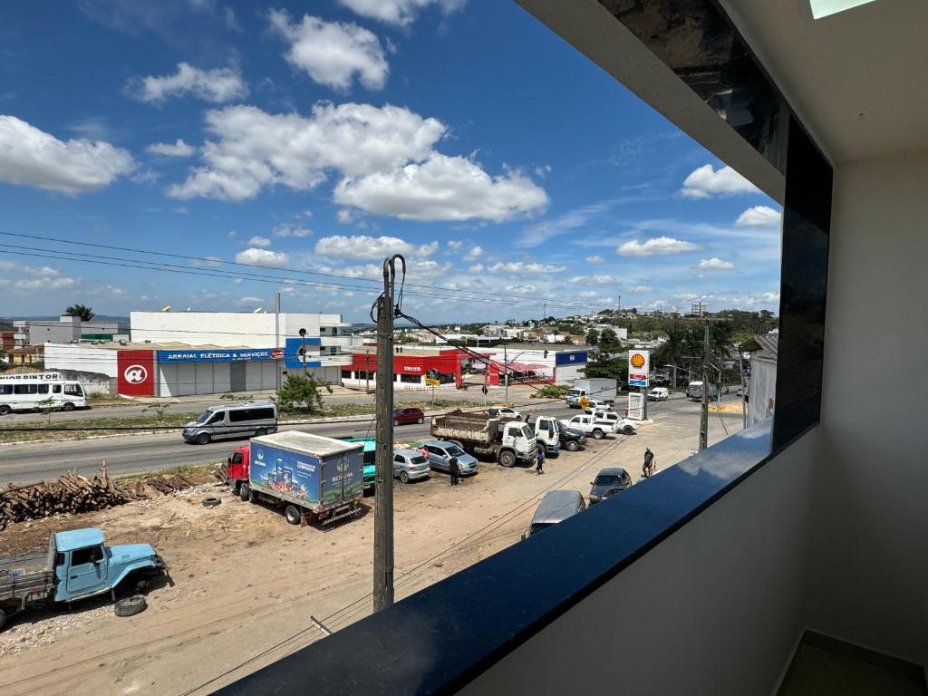 Aussicht aus dem Fenster eines Parkplatzes in der Unterkunft Acomodação aconchegante próximo ao centro in Garanhuns