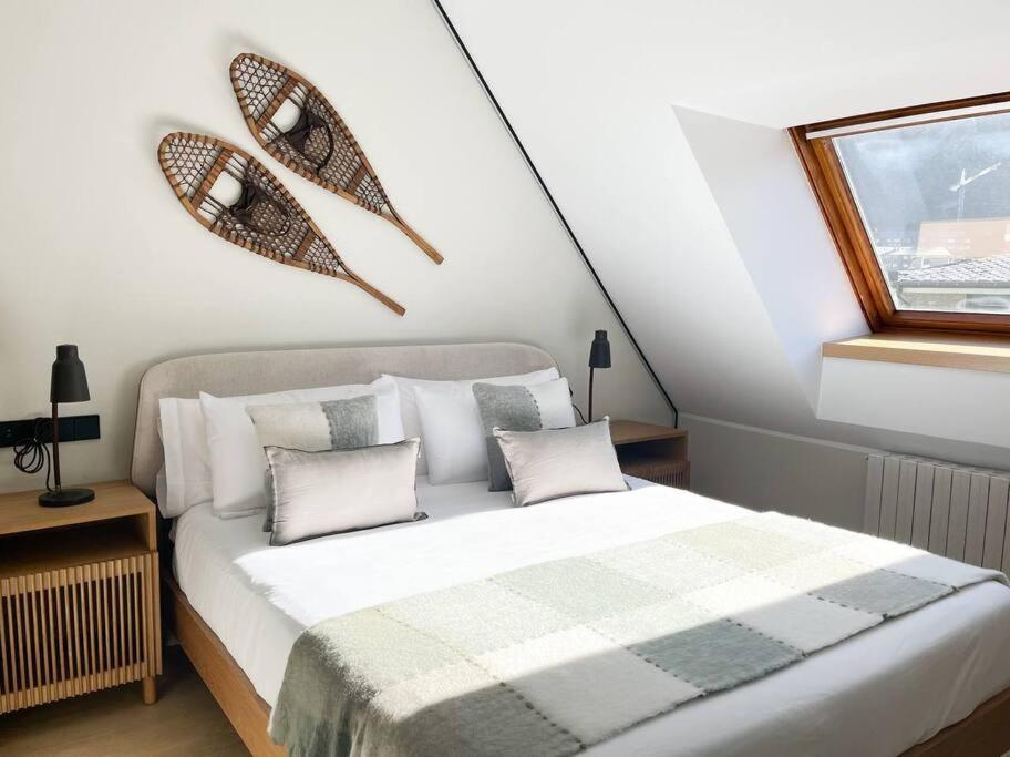Postel nebo postele na pokoji v ubytování Ático Dúplex De Lujo - CLASIFICACIÓN 5 ESTRELLAS - 8PAX - A Pie Del Centro - 2 PARKINGS l by BonesVacances