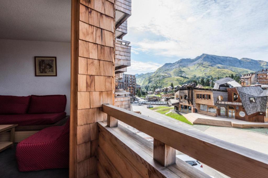 un balcon avec vue sur les montagnes dans l'établissement Résidence Les Fontaines Blanches - maeva Home - Appartement 2 pièces 5 personnes Confort MAE-7291, à Avoriaz