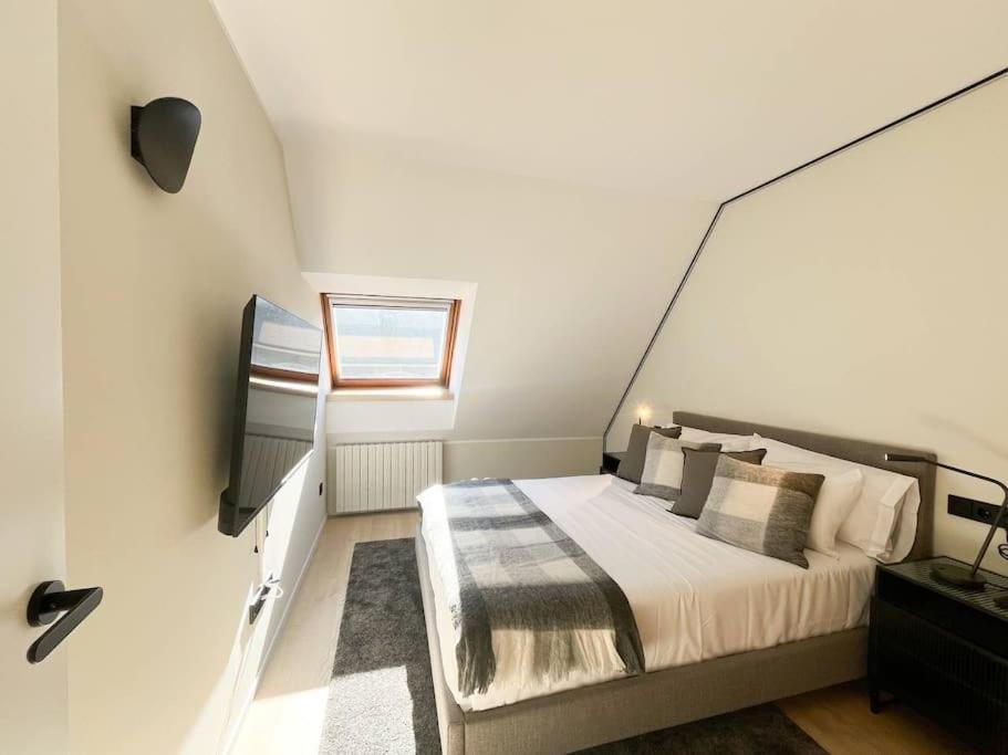 Postel nebo postele na pokoji v ubytování Ático Dúplex De Lujo - CLASIFICACIÓN 5 ESTRELLAS - 8PAX - A Pie Del Centro - 2 PARKINGS l by BonesVacances