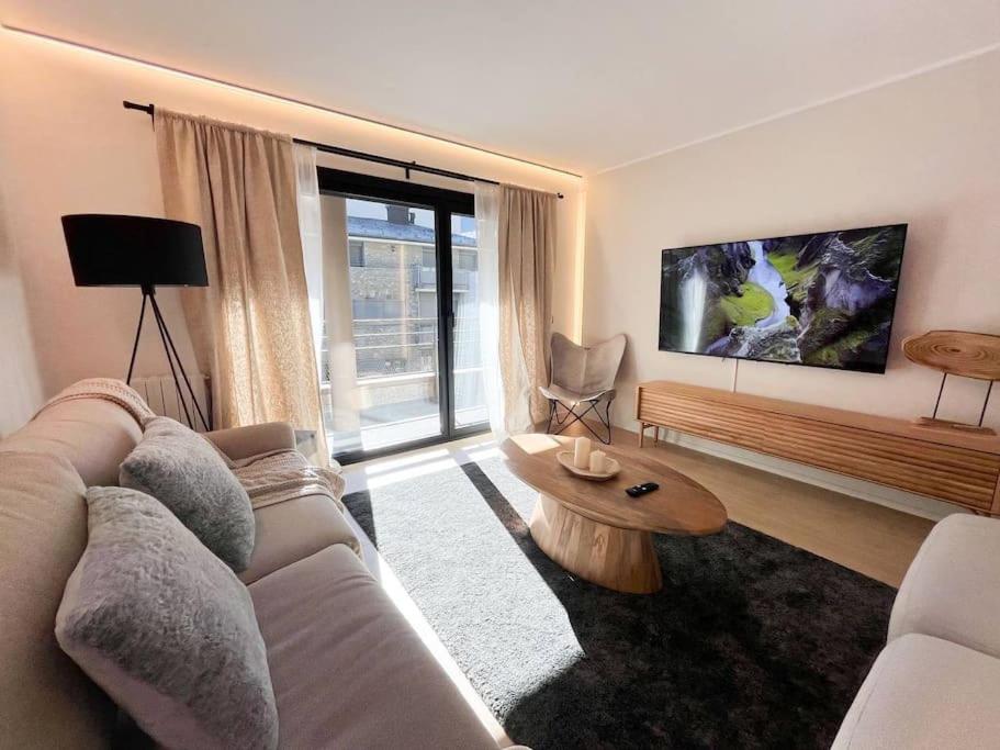 TV a/nebo společenská místnost v ubytování Ático Dúplex De Lujo - CLASIFICACIÓN 5 ESTRELLAS - 8PAX - A Pie Del Centro - 2 PARKINGS l by BonesVacances