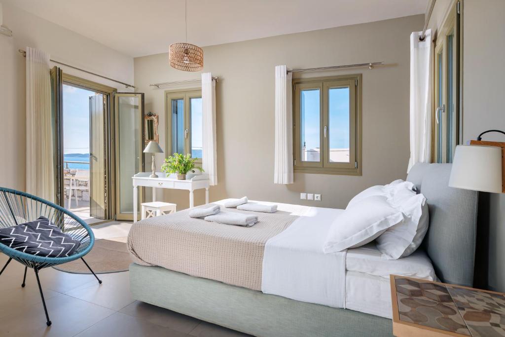 Posteľ alebo postele v izbe v ubytovaní Callisto Seaside Homes & Suites