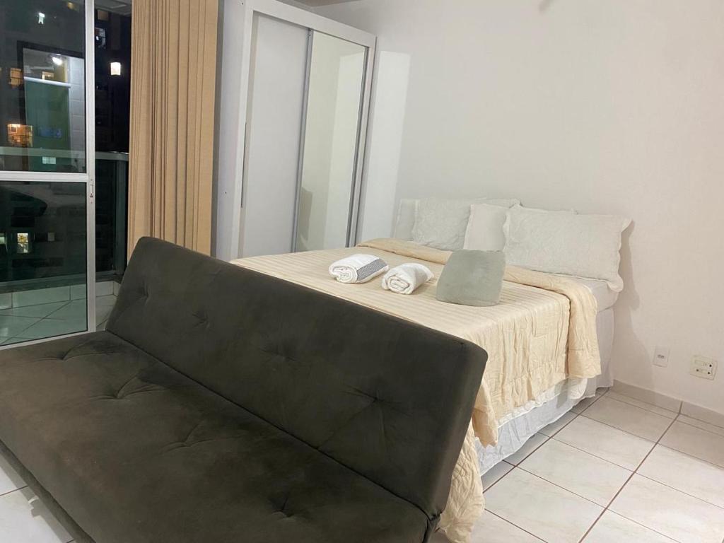 1 cama con silla en una habitación en Apto Green Park Águas Claras apto 1526 en Águas Claras