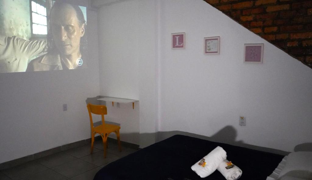 阿雷格里港的住宿－APARTAMENTO com SUITE DE CINEMA Prox Bourbon Ipiranga，客房设有床、桌子和窗户。
