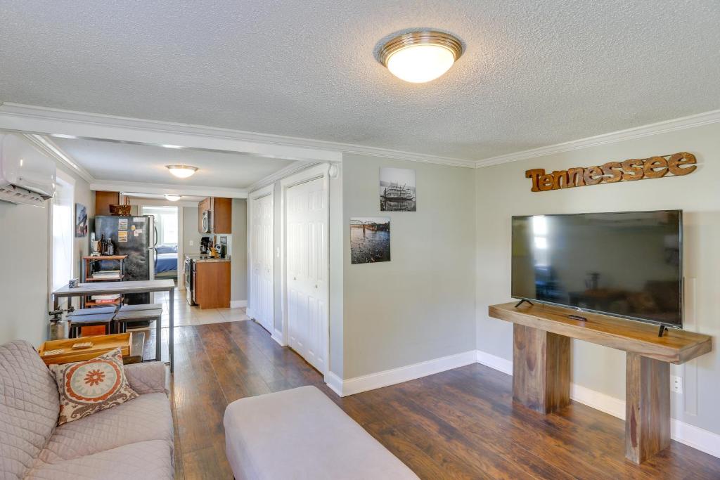 Et tv og/eller underholdning på Pet-Friendly Chattanooga Duplex in NorthShore!