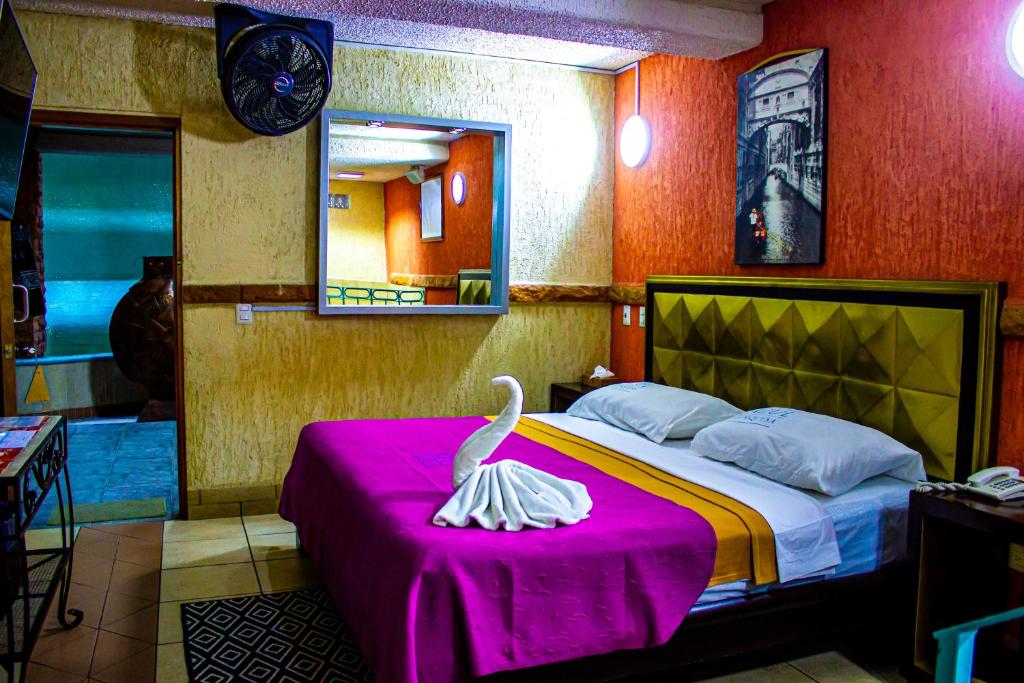 Un dormitorio con una cama grande con un cisne. en Azul Turquesa, en Cuernavaca