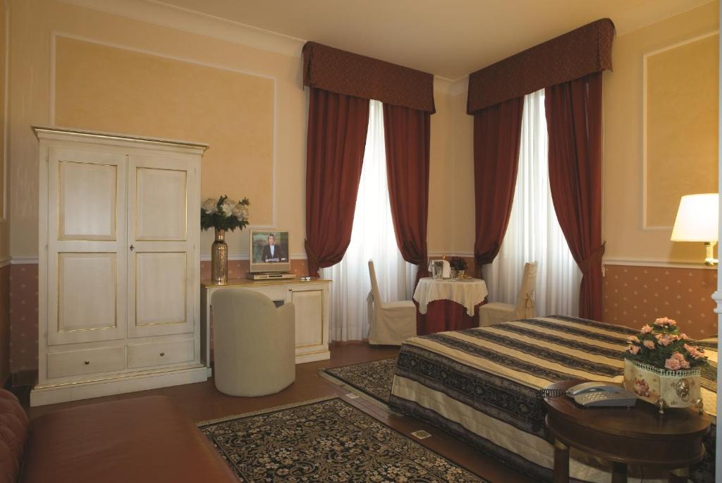 Postel nebo postele na pokoji v ubytování Relais Hotel Antico Palazzo Rospigliosi