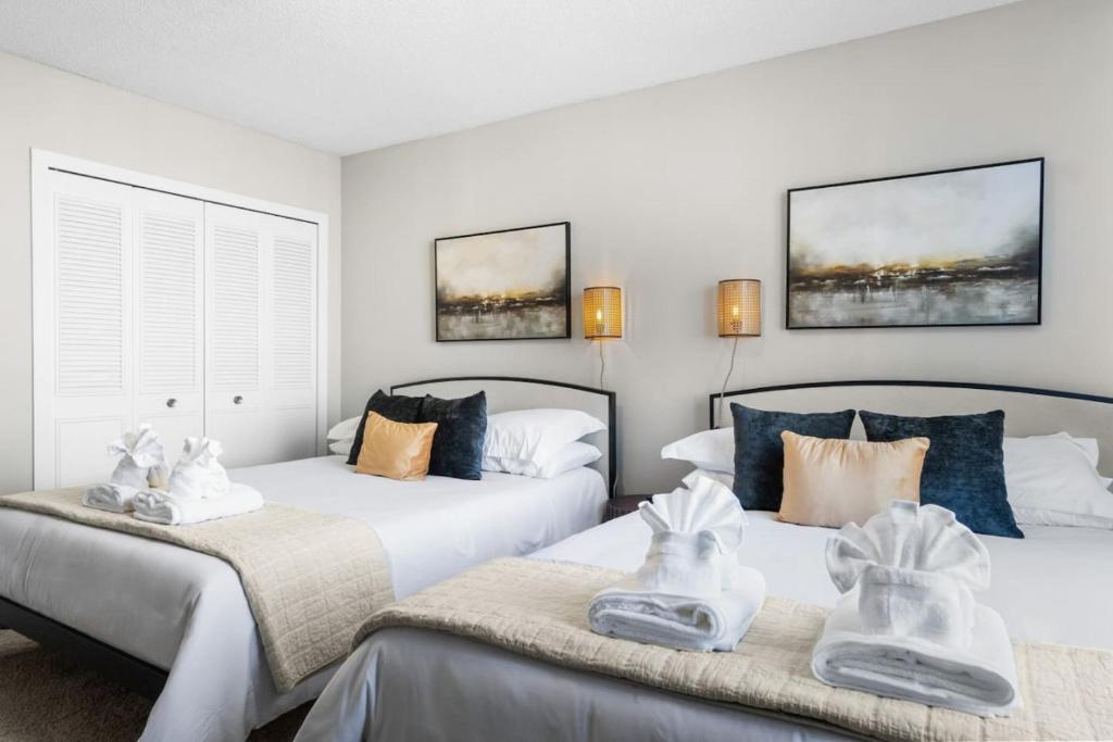 - une chambre avec 2 lits et des serviettes dans l'établissement Penthouse Living near DC and Metro, à Arlington