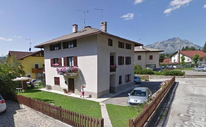 een huis met een auto ervoor geparkeerd bij Altipiani Trentini in Lavarone