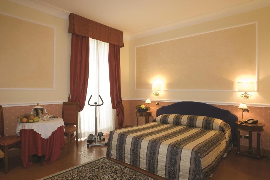 Postel nebo postele na pokoji v ubytování Relais Hotel Antico Palazzo Rospigliosi