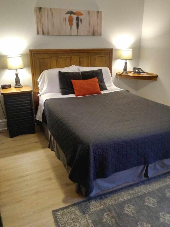 Postel nebo postele na pokoji v ubytování AUBERGE Knowlton