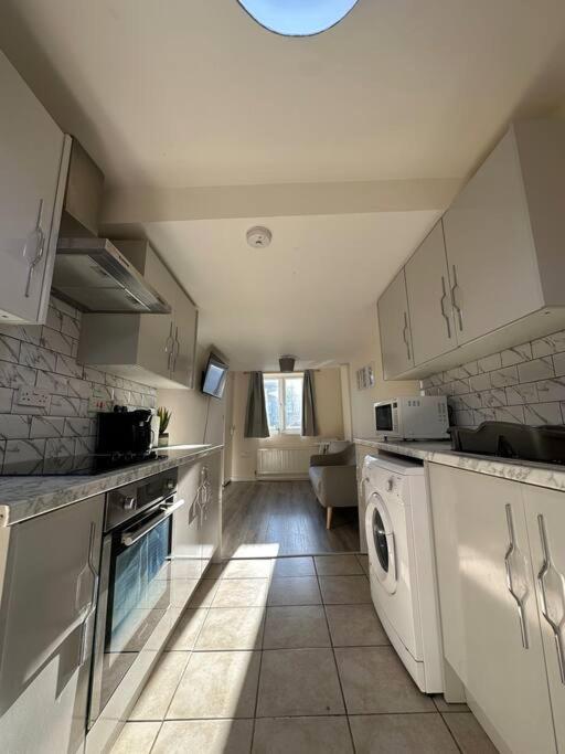 una cocina con lavadora y secadora. en Modern 1 Bed Flat In Derby City, en Derby