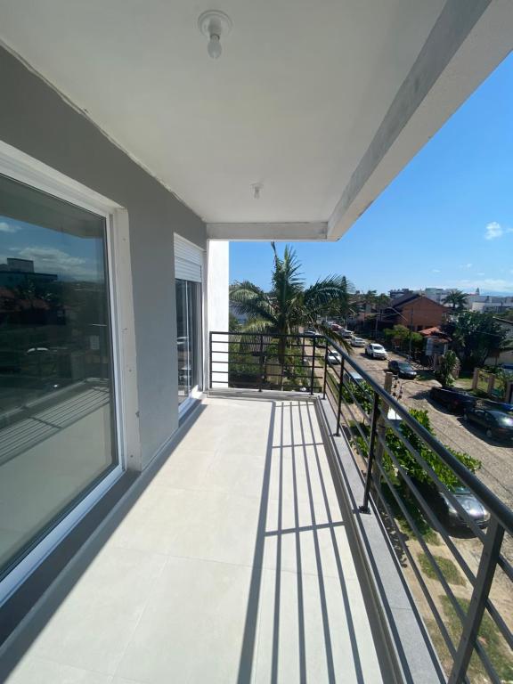 a balcony with a view of a street at Ótimo apto 50m da areia churrasq 2Q 2 banheiros 301 in Torres