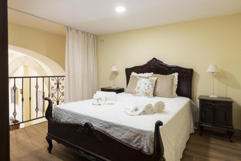 - une chambre avec un grand lit et des serviettes dans l'établissement Grand studio 29, à Faro