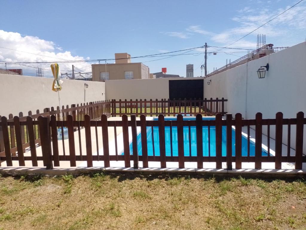 una recinzione di legno accanto alla piscina di Paz y Eva a Salta