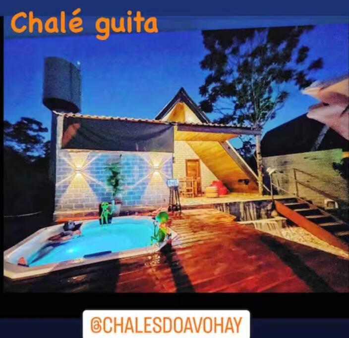 ein Bild eines Hauses mit einer Badewanne in der Unterkunft @chalesdoavohay com banheira hidromassagem aquecida in Sao Jorge