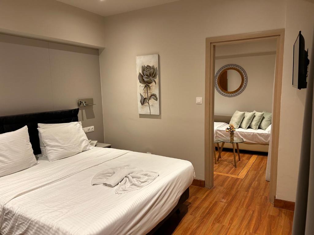 Postel nebo postele na pokoji v ubytování Anemoni Piraeus Hotel