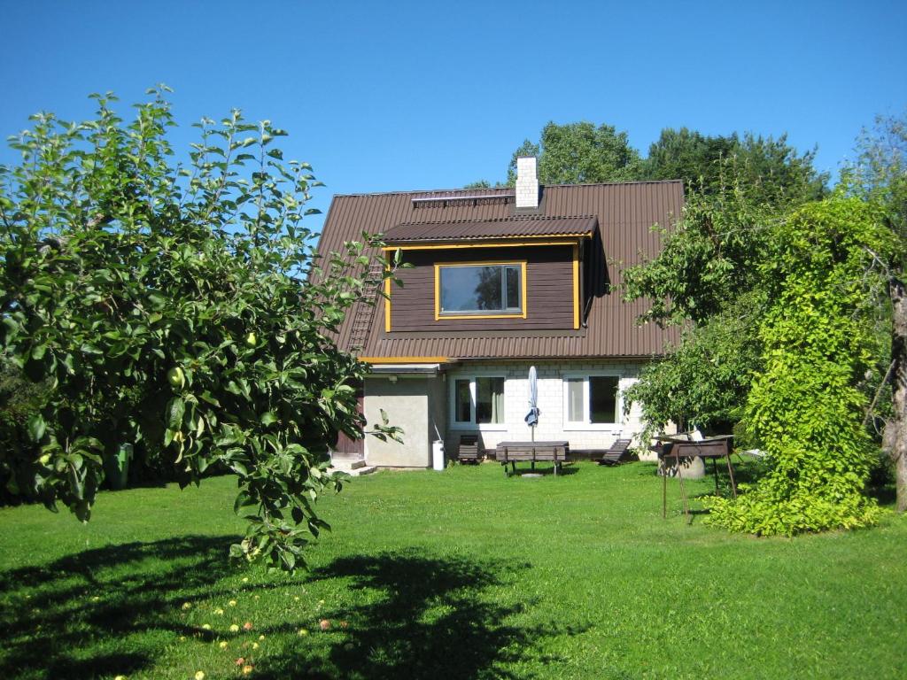une maison avec une grande cour avec de l'herbe verte dans l'établissement Piiri Holiday House, à Otepää