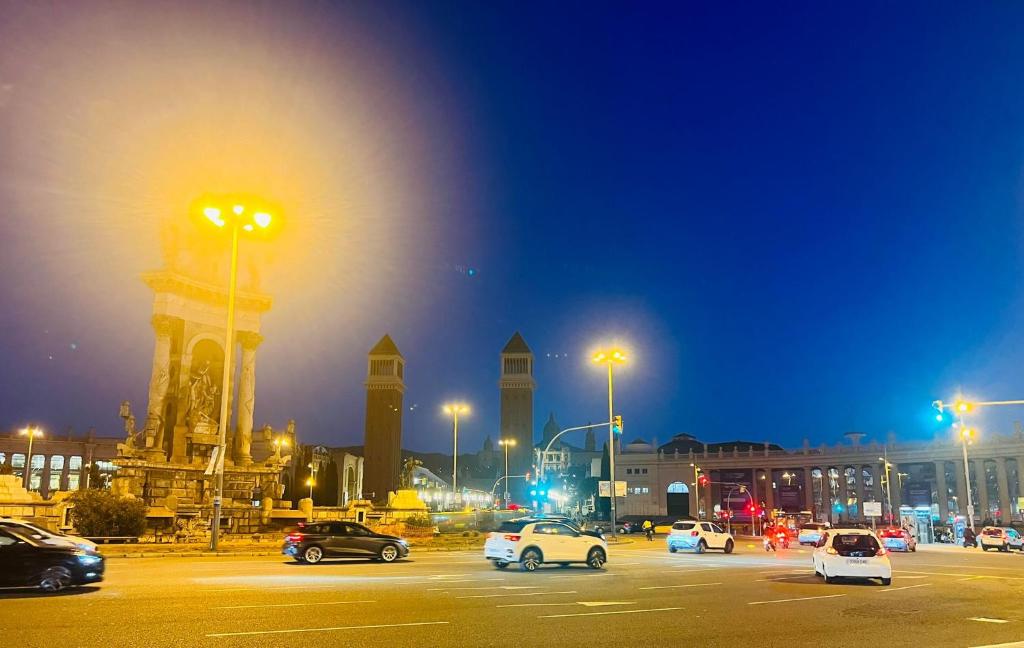 un parcheggio con auto in città di notte di Room Familiar nube paraiso a Barcellona
