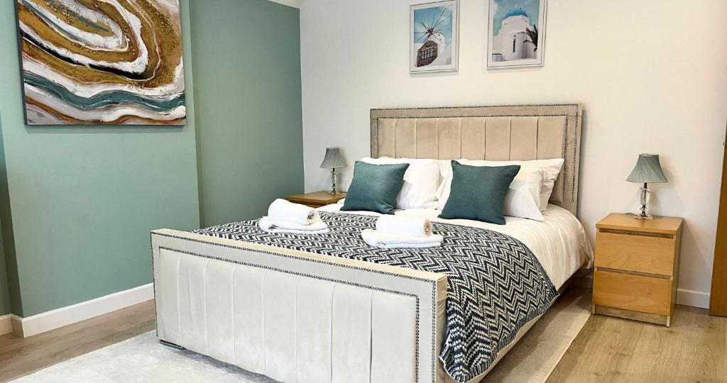 um quarto com uma cama grande e paredes azuis em Modern and Spacious 3 Bed House, Sleeps 5, Close to Southampton City Centre, em Southampton