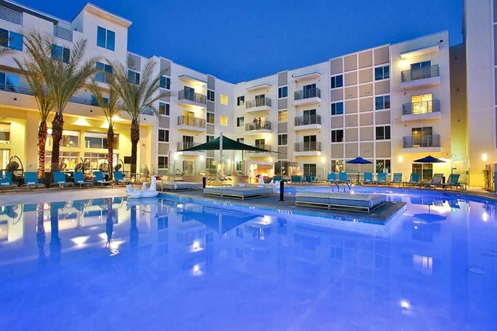 une grande piscine en face d'un hôtel dans l'établissement Minutes from Kierland King Bed Lux Pool with View S433, à Scottsdale