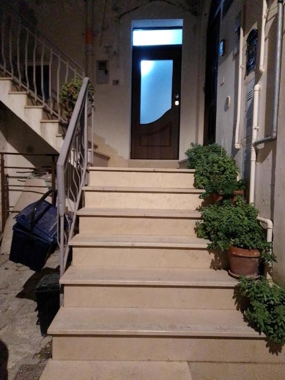een trap naar de deur van een gebouw bij Dimora del Malconsiglio in Miglionico
