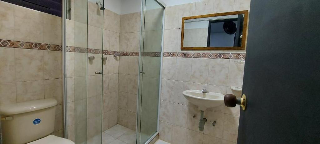 Koupelna v ubytování Aparta Hotel la 80 Estadio