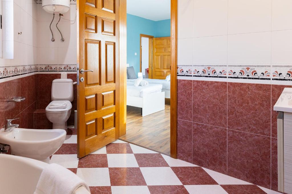 een badkamer met een toilet en een wastafel bij Villa in St Julian's with Private Pool in St Julian's