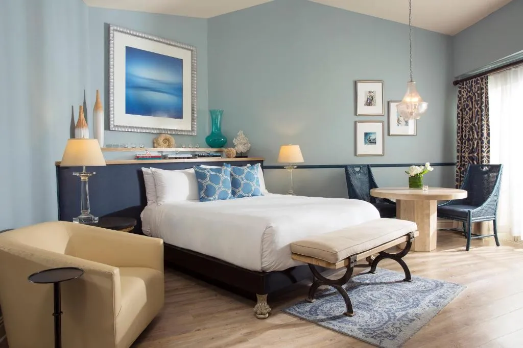 Signature Suite, 1 King Bed, Pool View