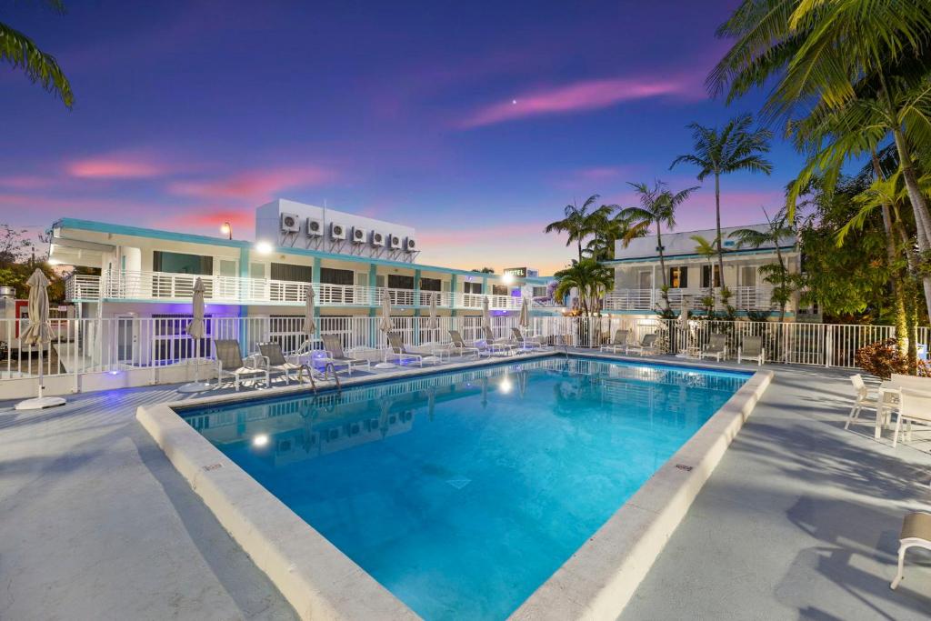a swimming pool in front of a hotel at The New Yorker Miami Hotel in Miami