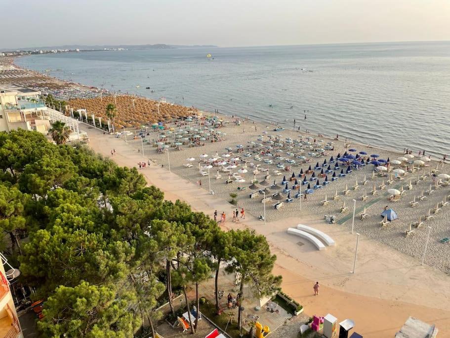uma vista superior para uma praia com guarda-sóis em Studio apartment next to 5* resorts, Golem em Durrës
