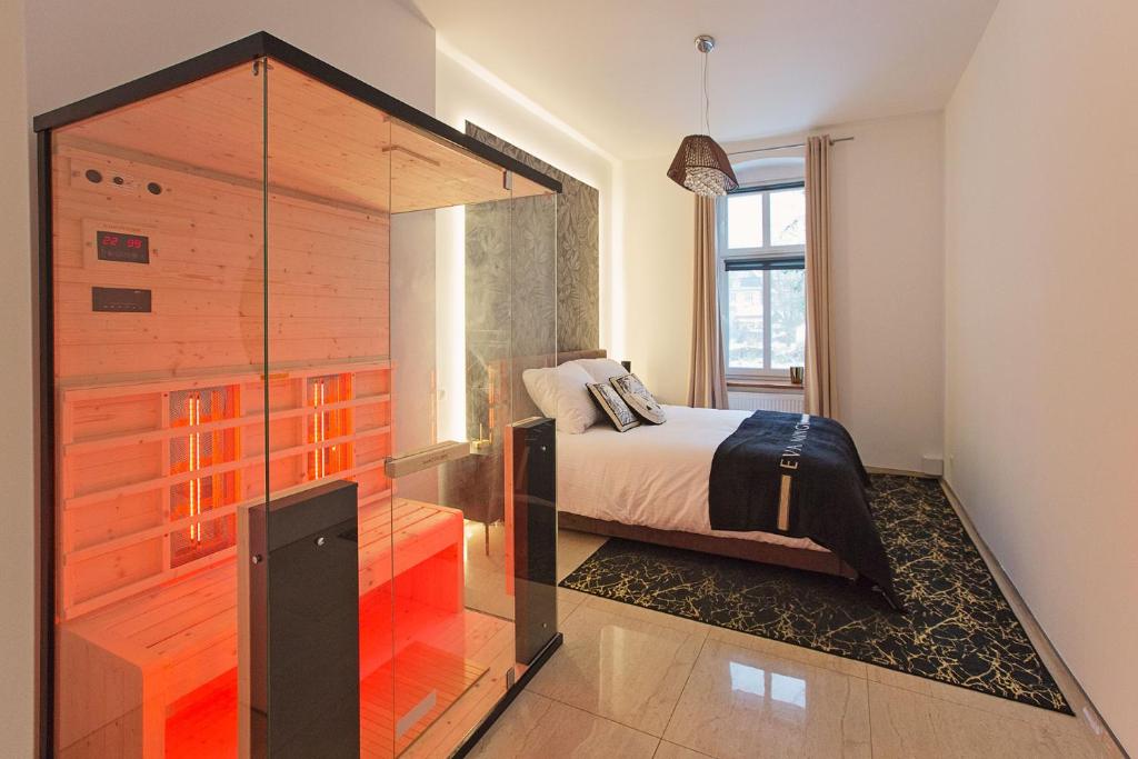 Schlafzimmer mit einem Bett und einer Glaswand in der Unterkunft Apartament Gryfita in Szczecinek