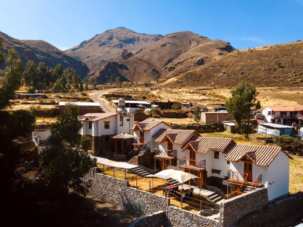 Coporaque的住宿－Lodge El Portal de Qopuy，享有山脉中的村庄景色