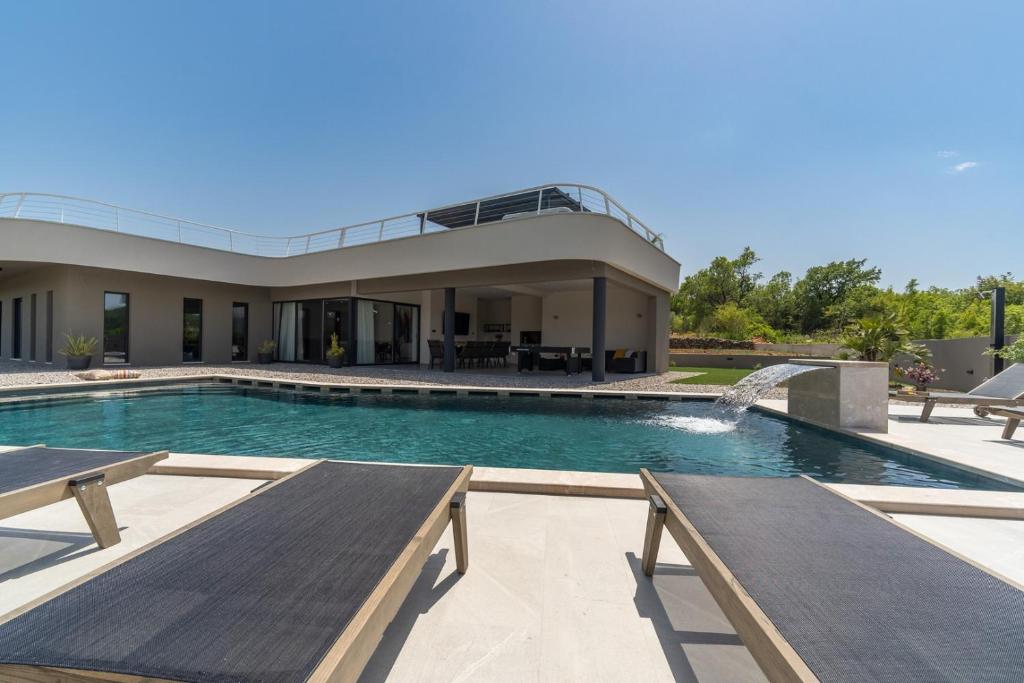 Bazén v ubytování NEW! Luxury Villa Madre with 5 en-suite bedrooms, heated 72sqm Mineral pool, Whirlpool, outdoor Gym, Playground nebo v jeho okolí
