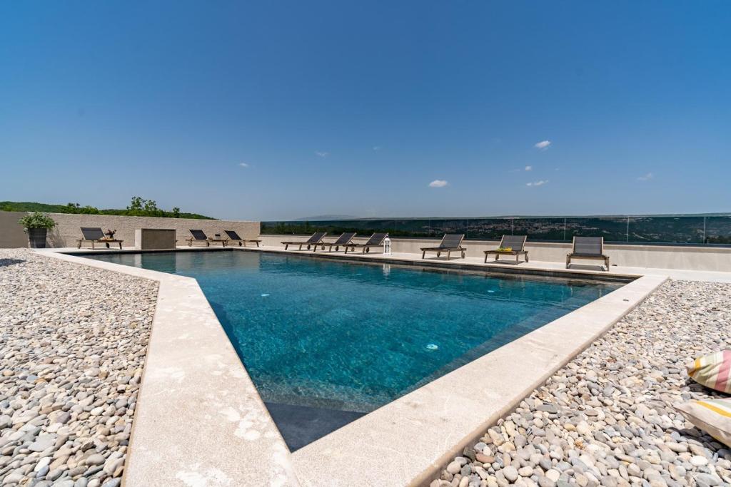 Bazén v ubytování NEW! Luxury Villa Madre with 5 en-suite bedrooms, heated 72sqm Mineral pool, Whirlpool, outdoor Gym, Playground nebo v jeho okolí