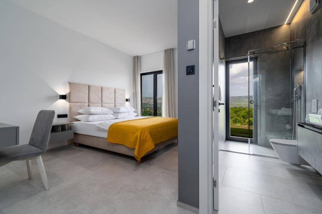 Postel nebo postele na pokoji v ubytování NEW! Luxury Villa Madre with 5 en-suite bedrooms, heated 72sqm Mineral pool, Whirlpool, outdoor Gym, Playground