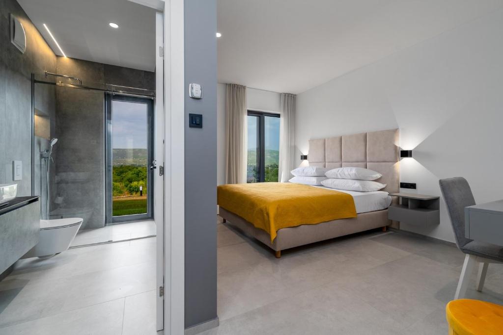 Postel nebo postele na pokoji v ubytování NEW! Luxury Villa Madre with 5 en-suite bedrooms, heated 72sqm Mineral pool, Whirlpool, outdoor Gym, Playground