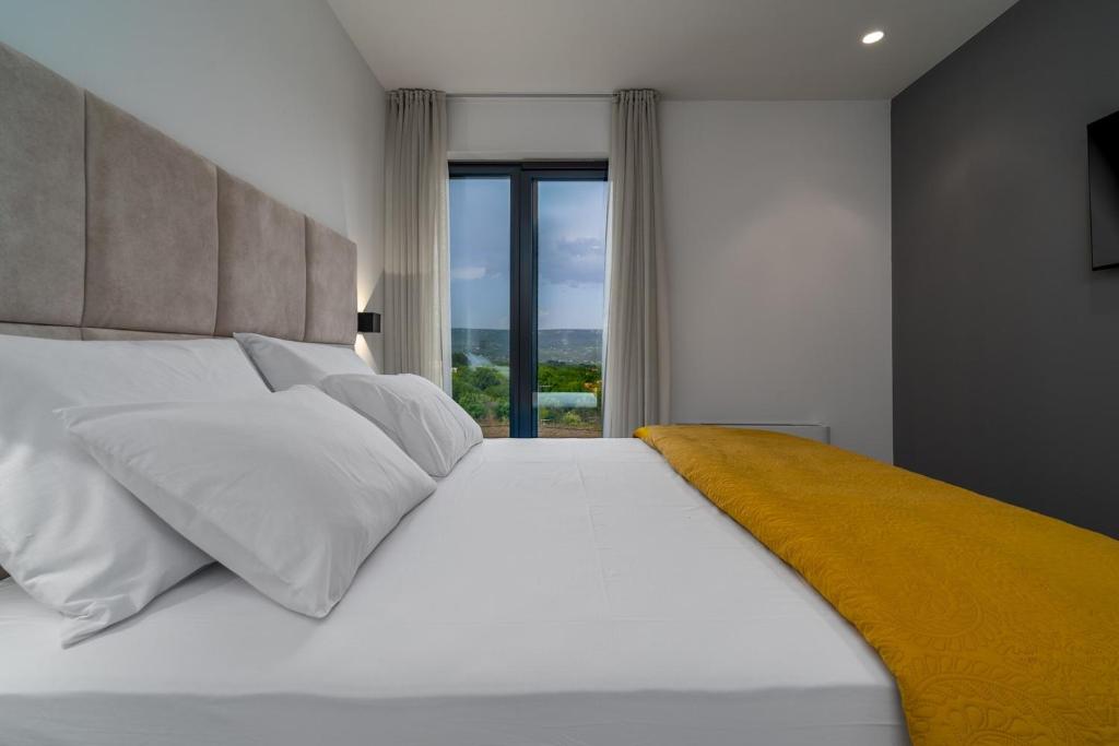 Postel nebo postele na pokoji v ubytování NEW! Luxury Villa Madre with 5 en-suite bedrooms, heated 72sqm Mineral pool, Whirlpool, outdoor Gym, Playground