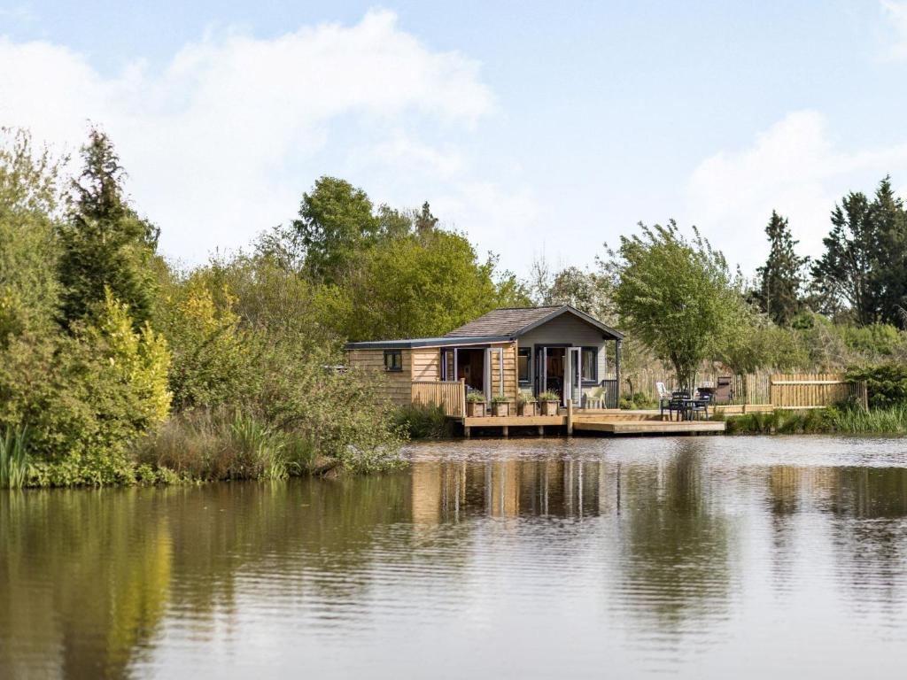 a cabin on a dock on a lake at 1 Bed in Ludlow 87474 in Ashford Carbonell