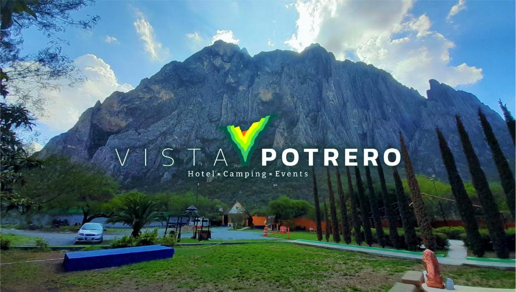 una señal que dice vista potoreco frente a una montaña en Vista Potrero - Hotel, Camping & Events, en Hidalgo