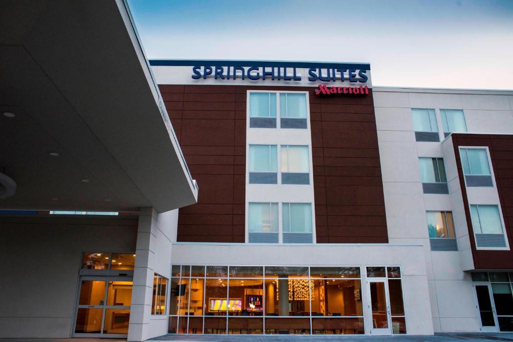 un edificio con un letrero que lee Springhill suiteshospital en SpringHill Suites by Marriott Wisconsin Dells en Wisconsin Dells