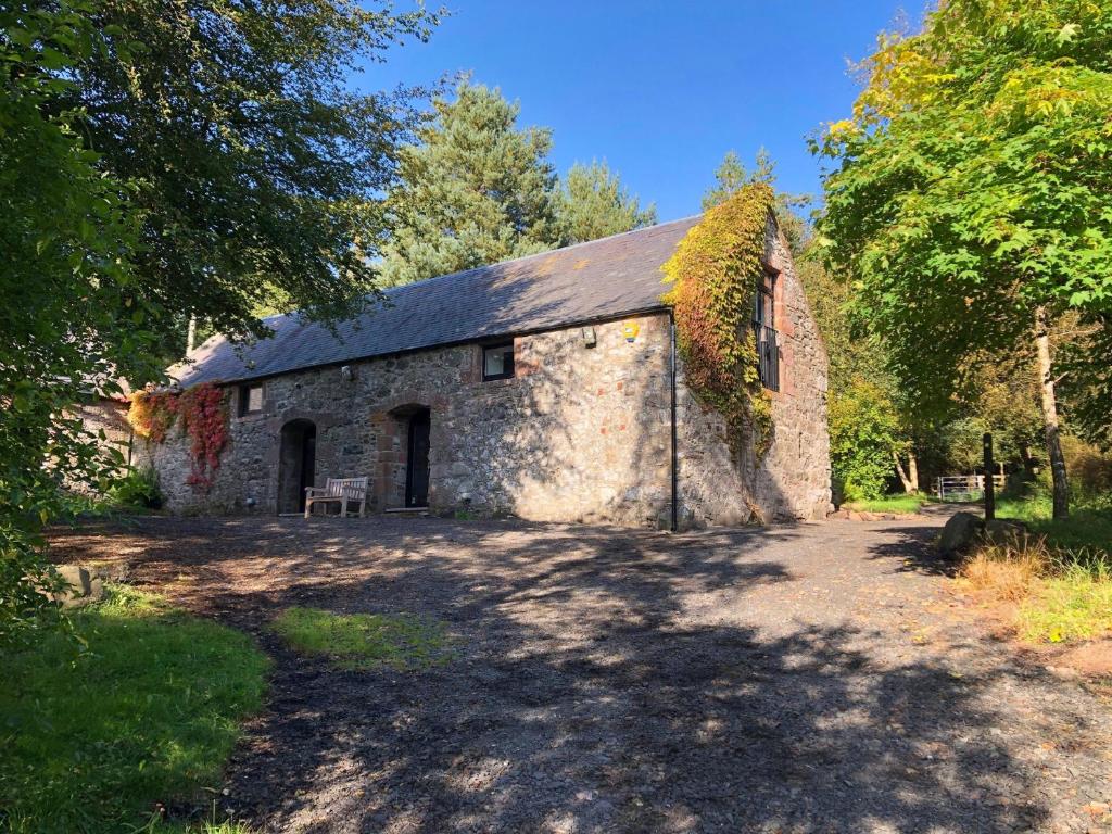 an old stone barn with ivy growing on it at 3 Bed in Perth PE577 in Perth
