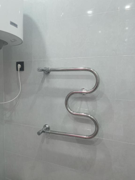 metalowy wieszak na ręczniki na ścianie łazienki w obiekcie ЖК Махаббат w mieście Aktau
