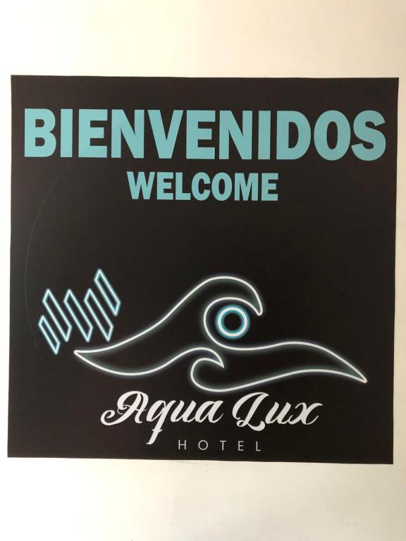 Una señal para un hotel Bilveros bienvenido a un hotel Rana Flux en Aqua Lux, en Medellín