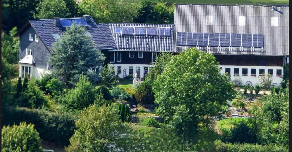 una casa con paneles solares en el techo en Kaeppler-Hof-Wieners, en Olsberg