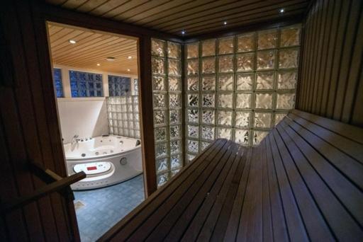 a view of a bathroom with a tub and a tub at Villa Närhi 230 m2 upea talo rauhallisella alueella in Seinäjoki