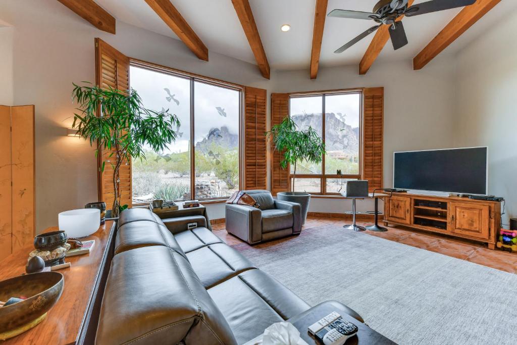 sala de estar con sofá y TV de pantalla plana en Apache Junction Desert Gem with Patio and Views!, en Apache Junction