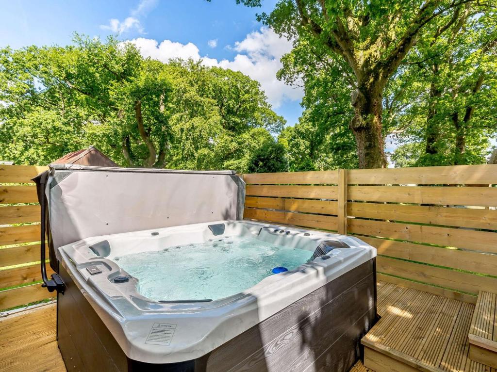 bañera de hidromasaje en una terraza con valla en 2 bed property in Okehampton 86871 en Okehampton